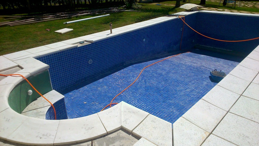 CONSTRU&Ccedil;&Atilde;O DE PISCINA